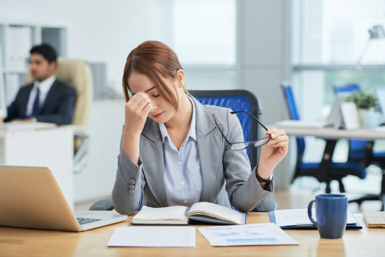 mulher estressada no trabalho